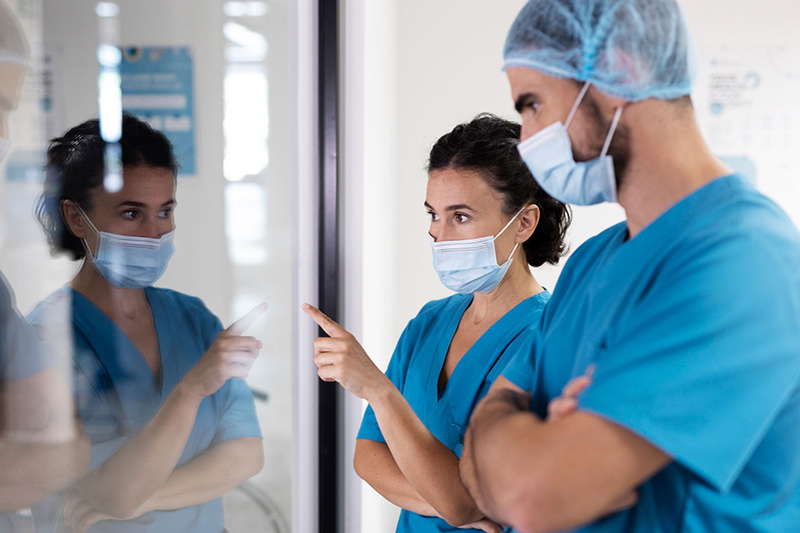 Personal médico e instalaciones de la institución